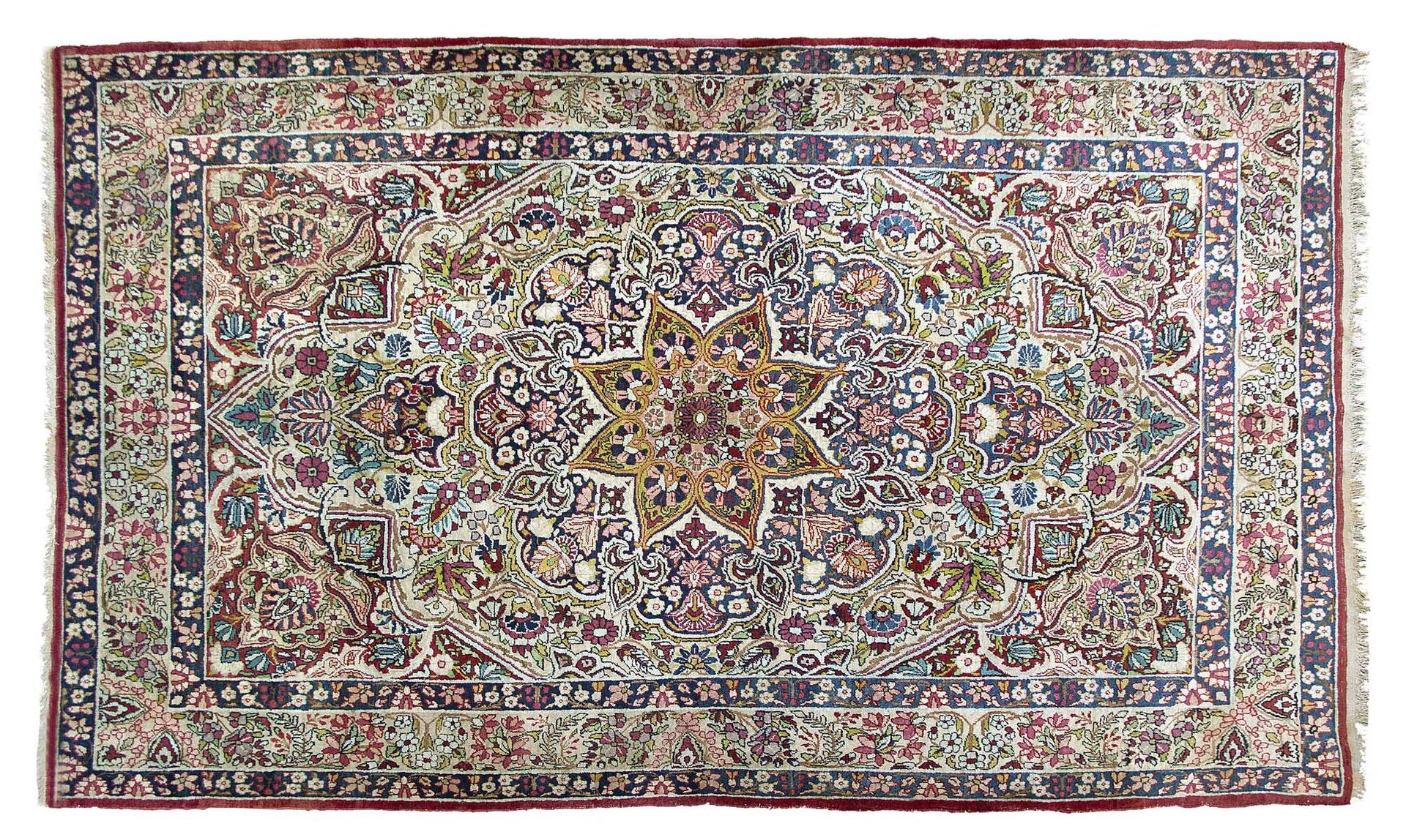 Null 原始的KIRMAN-LAVER地毯（波斯），19世纪末

尺寸：220 x 135厘米

技术特点 : 羊毛天鹅绒，棉质底板。

象牙背景上有丰富的卷&hellip;