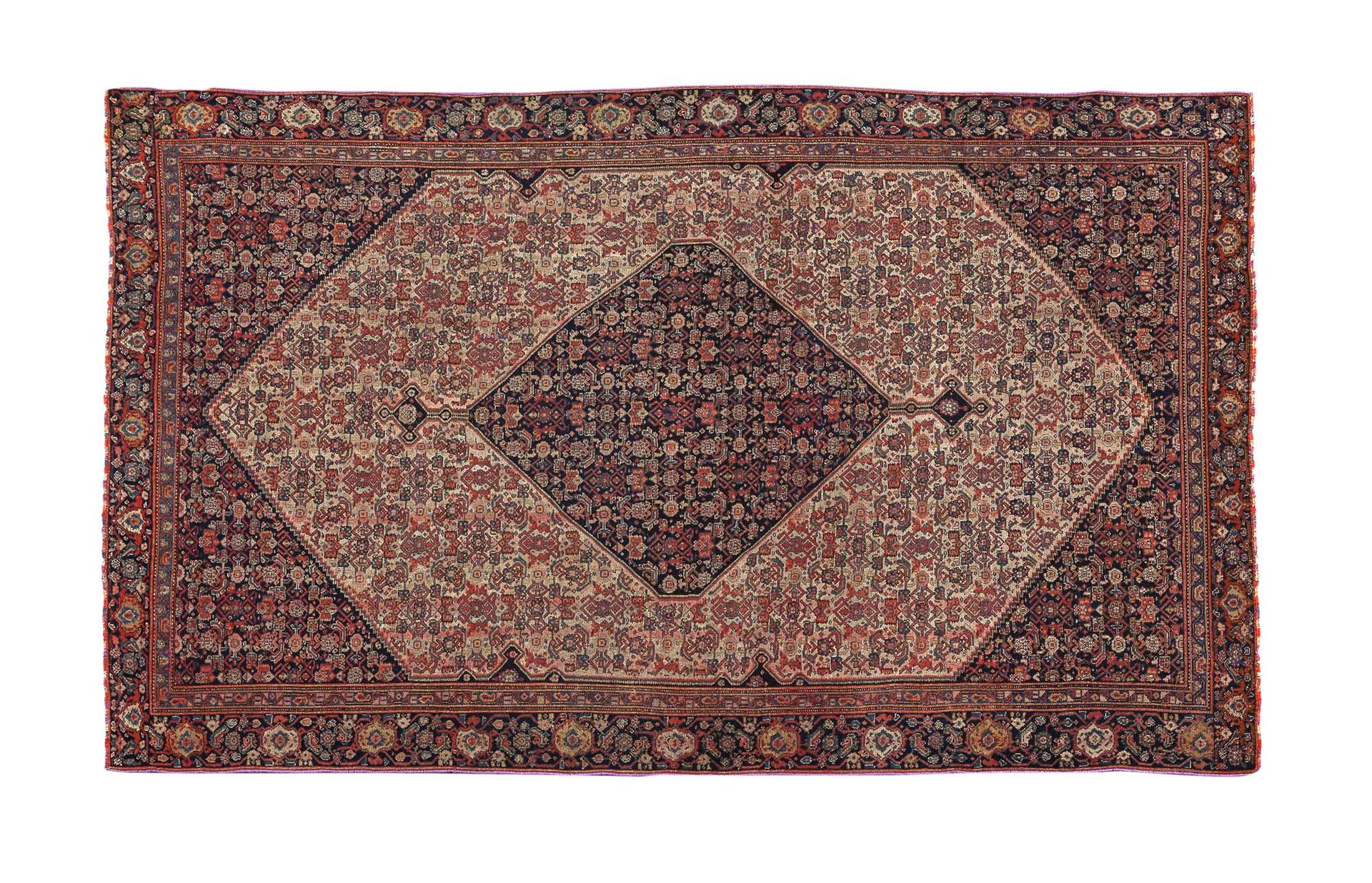 Null 精美的SENNEH地毯与五彩丝链（波斯），19世纪末

尺寸：190 x 125厘米

技术特点 : 羊毛天鹅绒，丝质衬底。

密度=12000节/平&hellip;