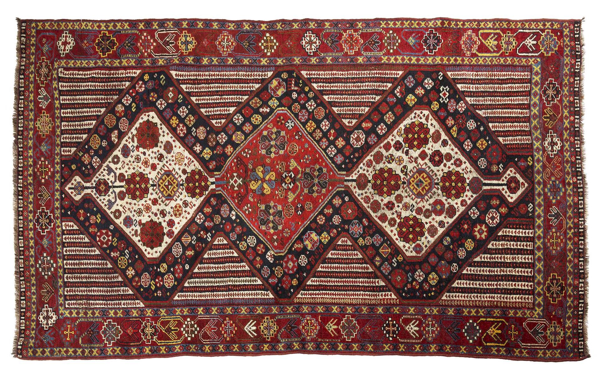 Null 原始而美丽的卡什盖地毯（波斯），19世纪末

尺寸：228 x 133厘米

技术特点 : 羊毛基础上的羊毛绒。

三个六边形奖章，两个象牙色，一个砖&hellip;