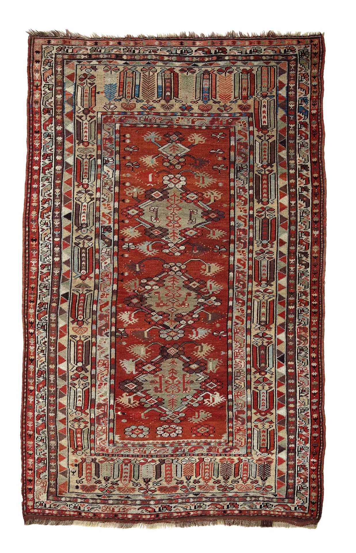 Null 梅拉斯地毯（小亚细亚），19世纪末

尺寸：160 x 110厘米

技术特点 : 羊毛基础上的羊毛绒。

砖红色的场地上装饰着三朵风格迥异的花束，周&hellip;