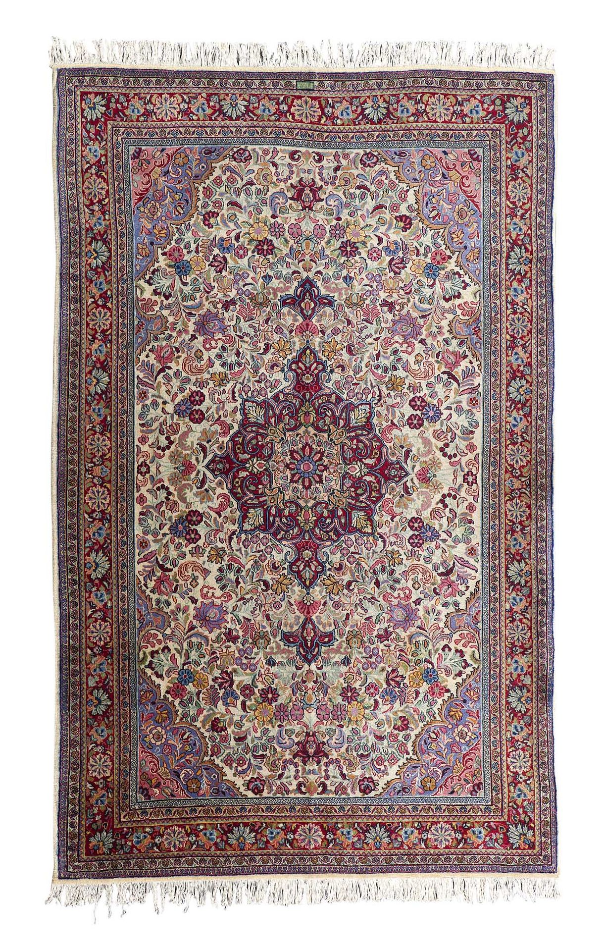 Null 萨鲁克地毯，（波斯），20世纪初

尺寸：195 x 129厘米

技术特点 : 羊毛天鹅绒，棉质底板。

象牙色的背景上有多色的风格化的花朵，由一个&hellip;