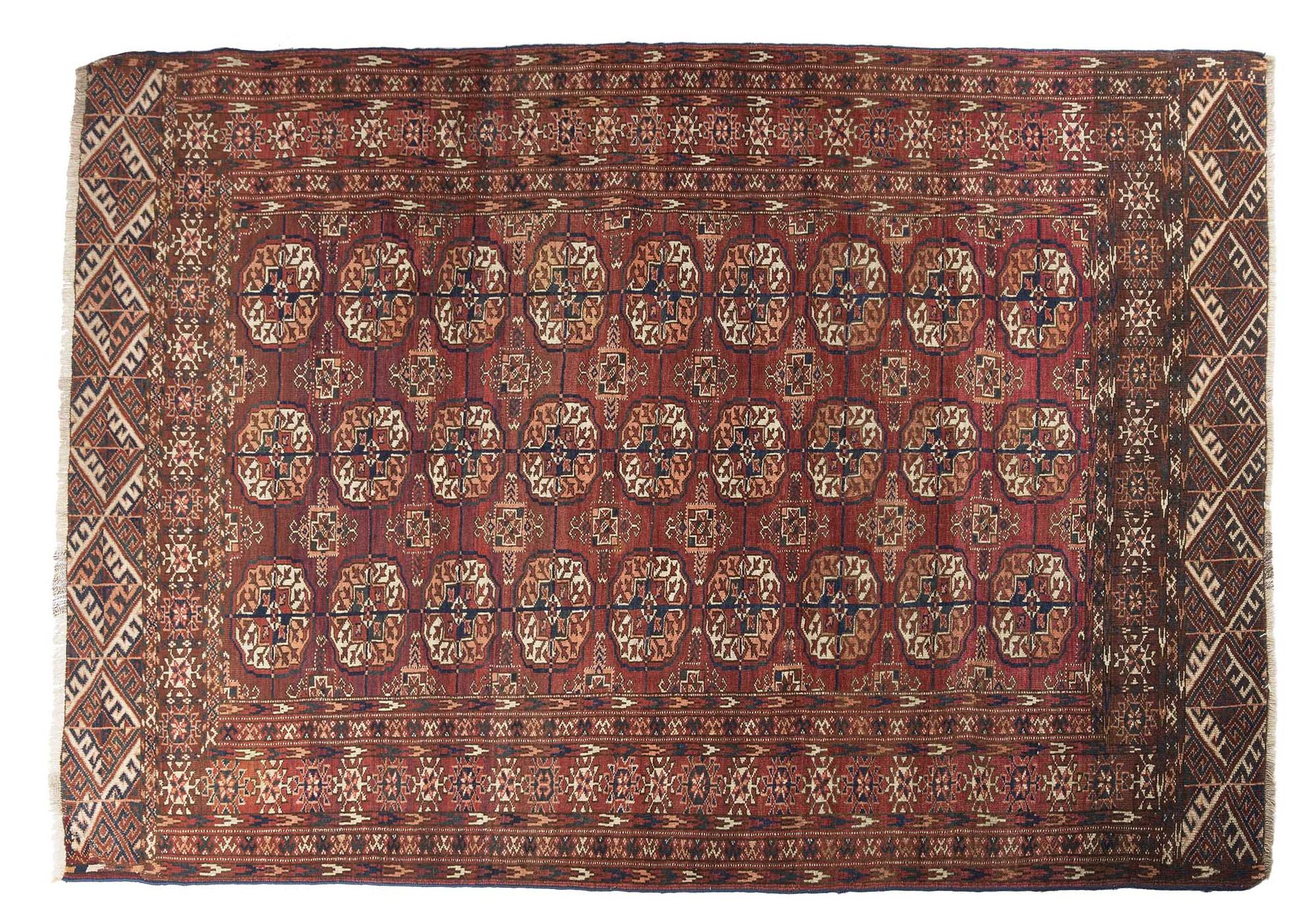 Null BOUKHARA地毯（中亚），19世纪末

尺寸：195 x 130厘米

技术特点 : 羊毛基础上的羊毛绒。

一块砖地支撑着三列九个 "Tekké&hellip;