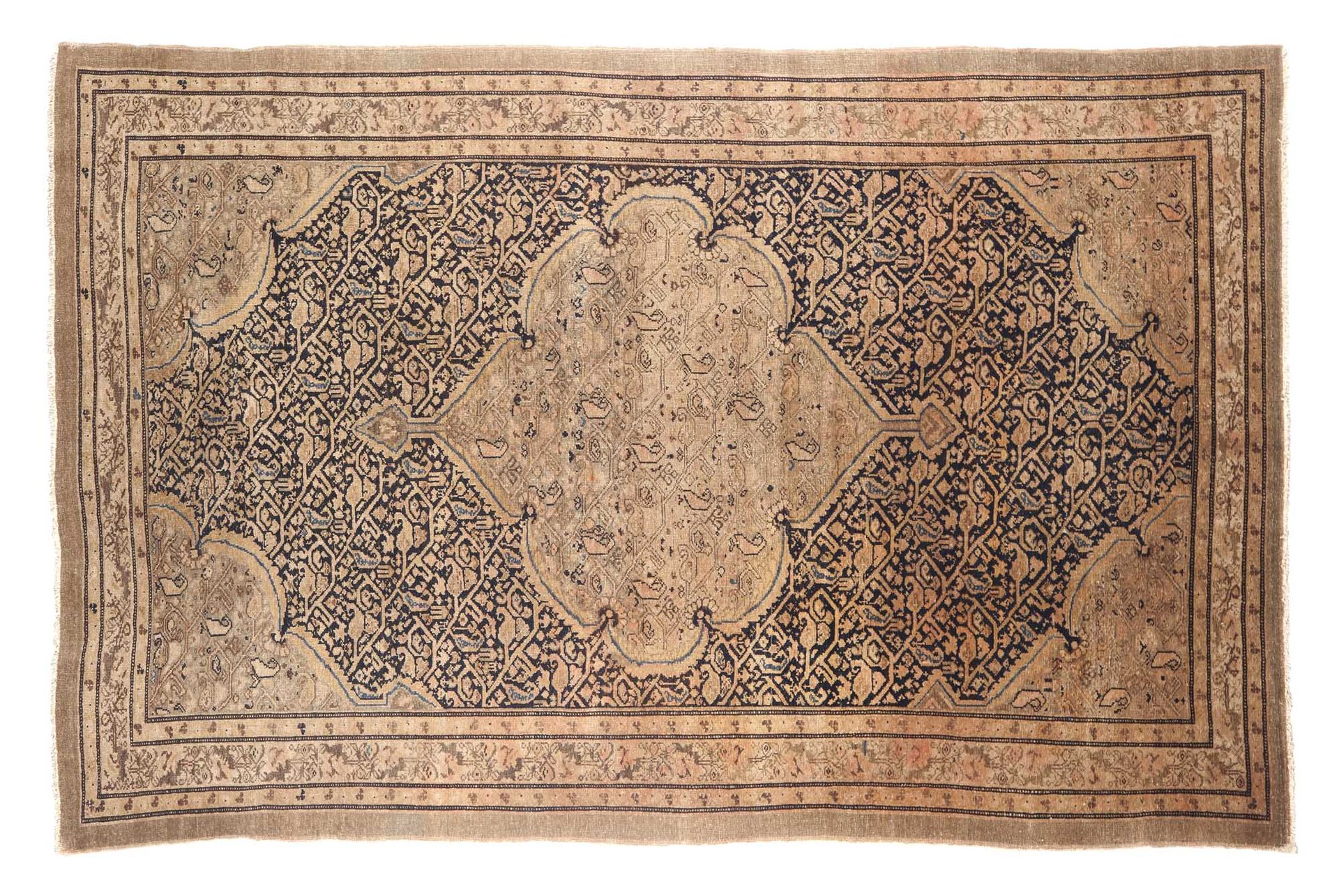 Null MELAYER地毯（波斯），19世纪末

尺寸：200 x 130厘米

技术特点 : 羊毛丝绒，棉质基础。

一个奶油色的辫子，一个边框和两个粉色的&hellip;