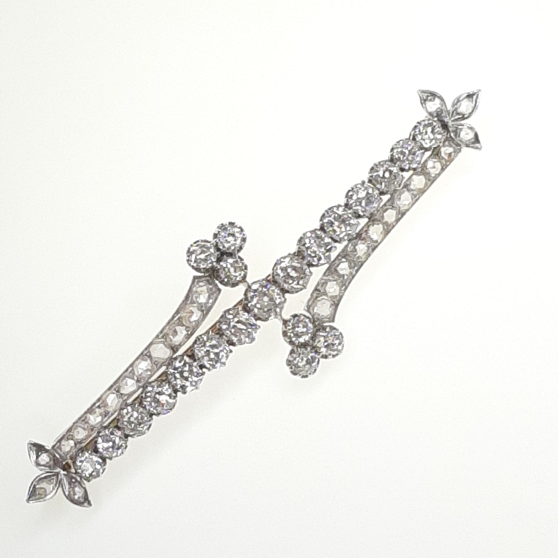 Broche barrette platine diamants VAGUER A platinum double line brooch paved with&hellip;