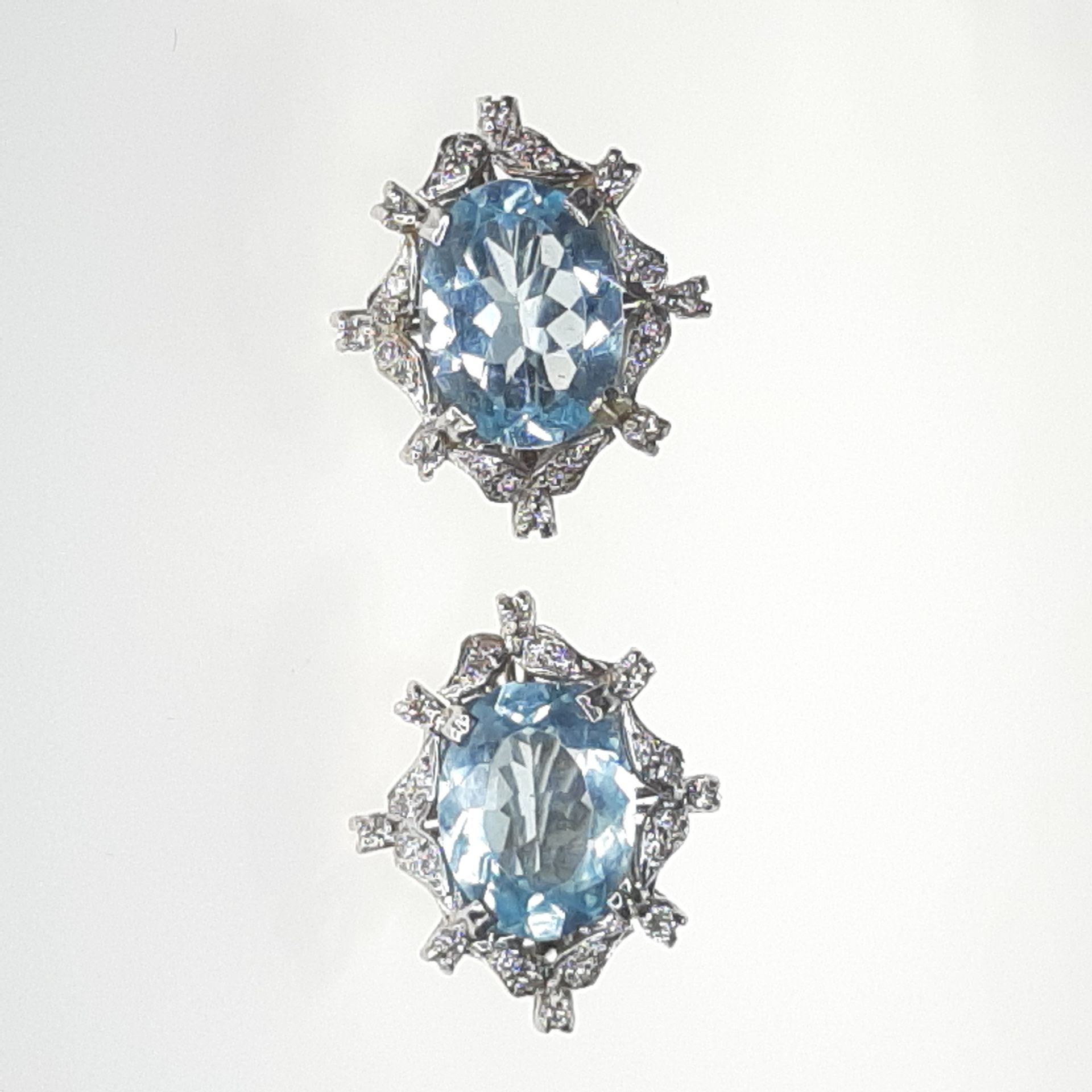 Paire boucles d'oreilles Topaze bleue - diamants pavage - 一对蓝色黄宝石耳环 - 铂金合金，总重约17&hellip;