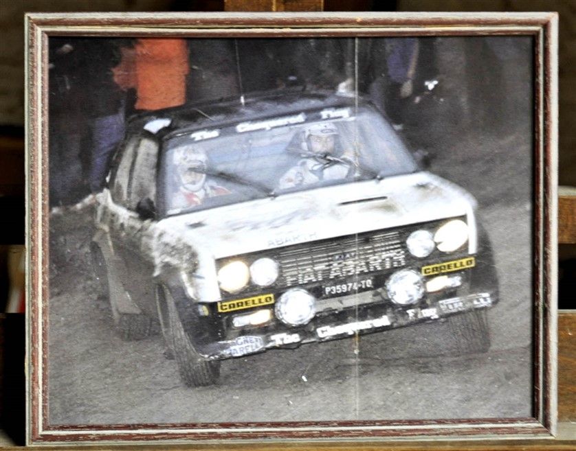 Null Fiat 131 Abarth, The Chequered Flag. Gerahmtes Poster. 23x30cm
