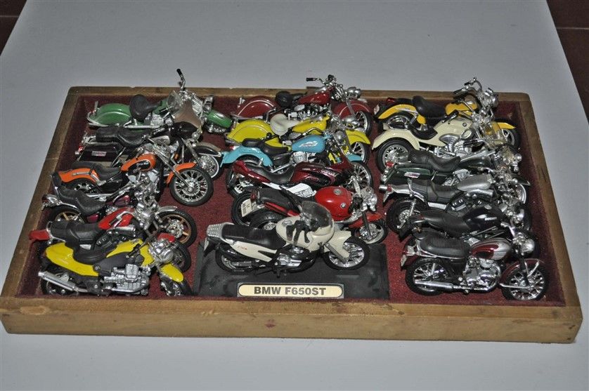 Null Lot of 18 models of motorcycles Harley, BMW, etc.