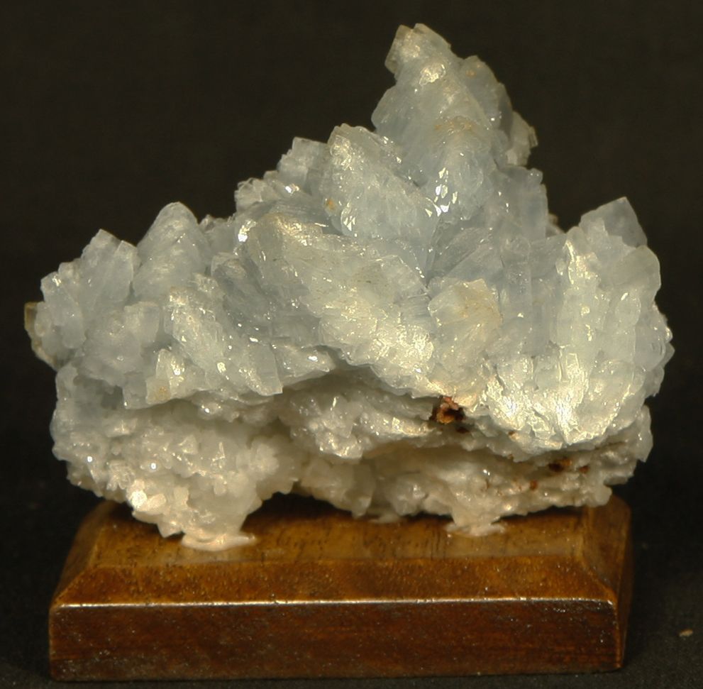 Null 重晶石，8厘米×5.5厘米，最大的晶体：1.8厘米×1.1厘米，来自西班牙