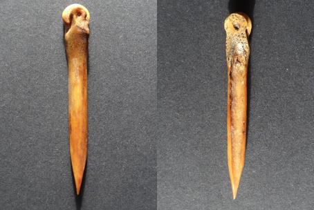 Null 在纵裂的骨头上打孔，有关节滑轮。

新石器时代？加洛-罗曼？来自Lanquais, Dordogne L: 9,4 cm

出处：前Allard收藏
