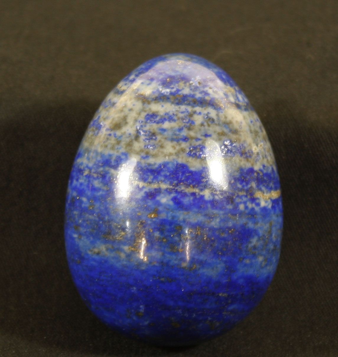 Lapis lazuli poli en forme d’œuf. H :6cm 157g.
