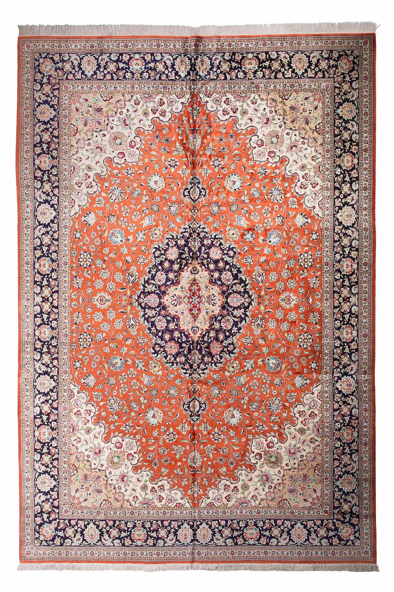 Null 重要的GHOUM丝毯（伊朗），沙赫时期，20世纪中期

尺寸：400 x 300厘米。

技术特点：丝绸基础上的丝绒。

一平方米的密度为720,00&hellip;