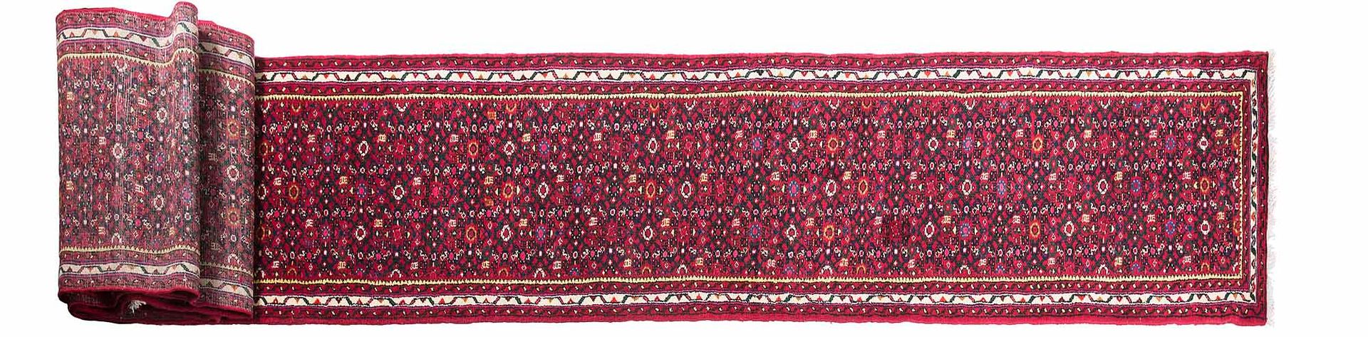 Null 非常长和重要的胡塞纳巴德（伊朗）画廊地毯，20世纪中期

尺寸：1085 x 72厘米。

技术特点 : 羊毛天鹅绒，棉质底板。

午夜蓝色的场地上装&hellip;