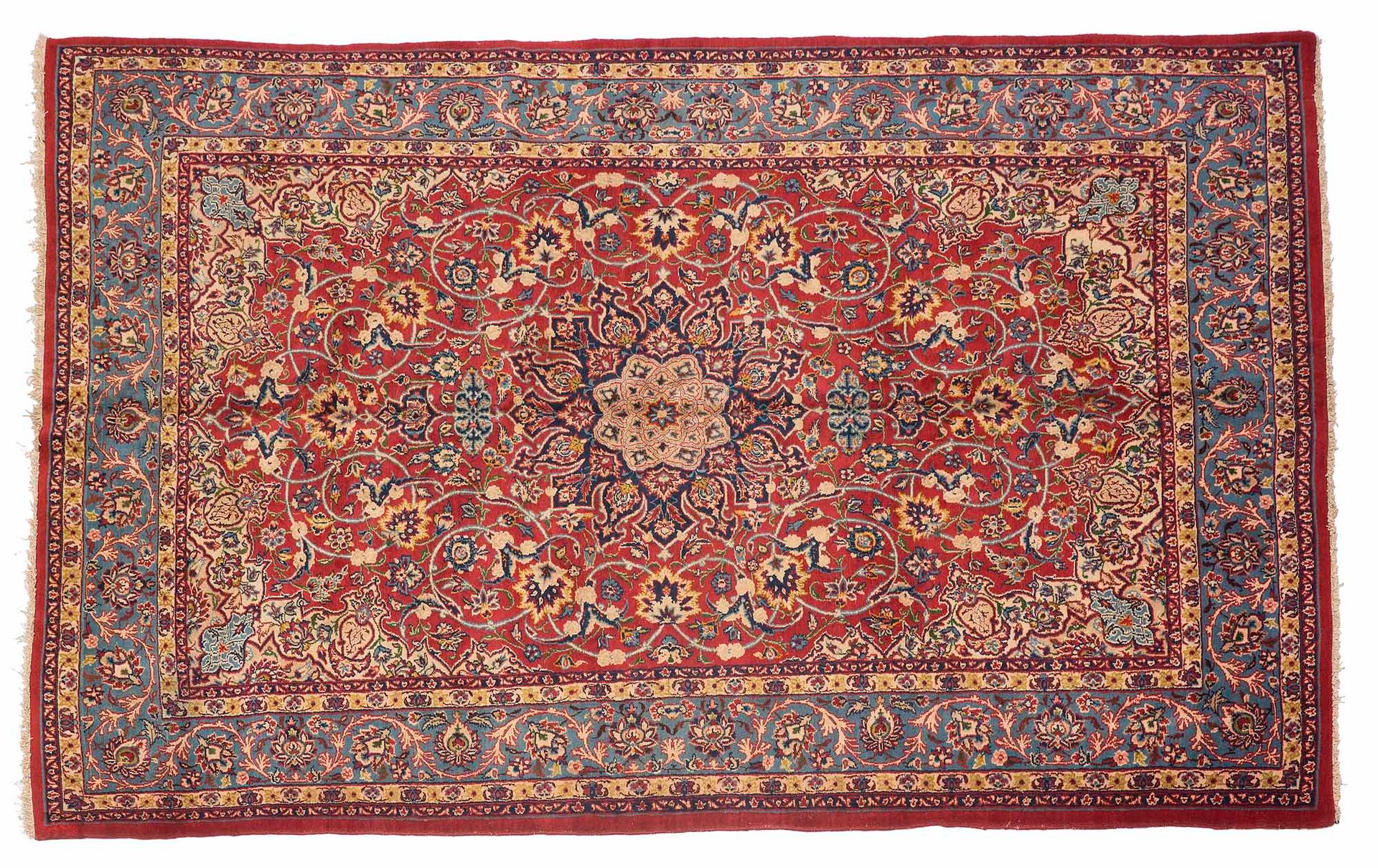 Null ISPAHAN地毯（伊朗），沙赫时期，20世纪中期

尺寸：288 x 195厘米。

技术特点 : 羊毛丝绒，棉质基础。

一个长方形的砖红色场地，&hellip;