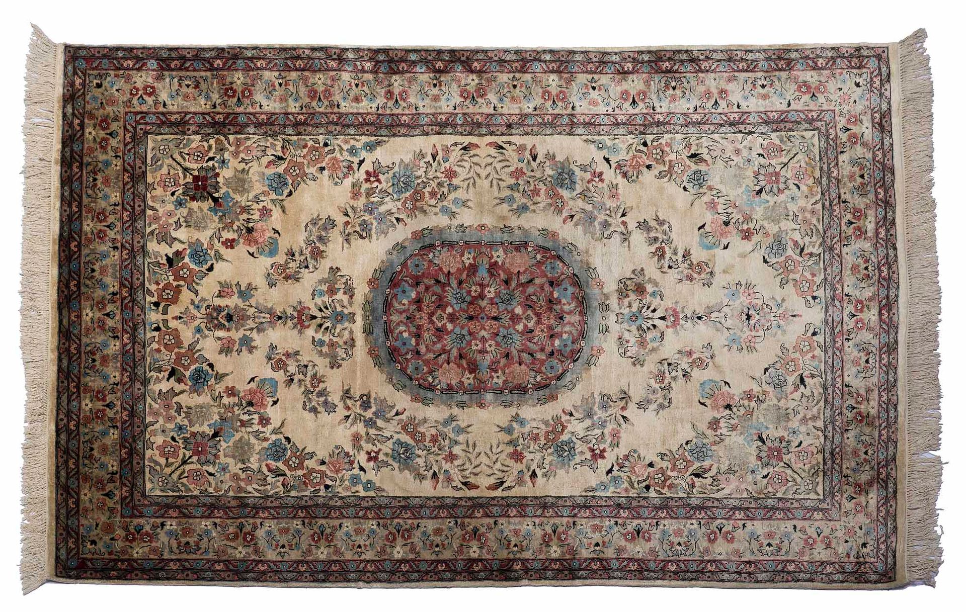 Null 棉链上的丝绸AMRITSAR地毯（印度），20世纪中期

尺寸：291 x 188厘米。

技术特点：棉质基础上的丝绒。

四个由花茎组成的边框被放在&hellip;