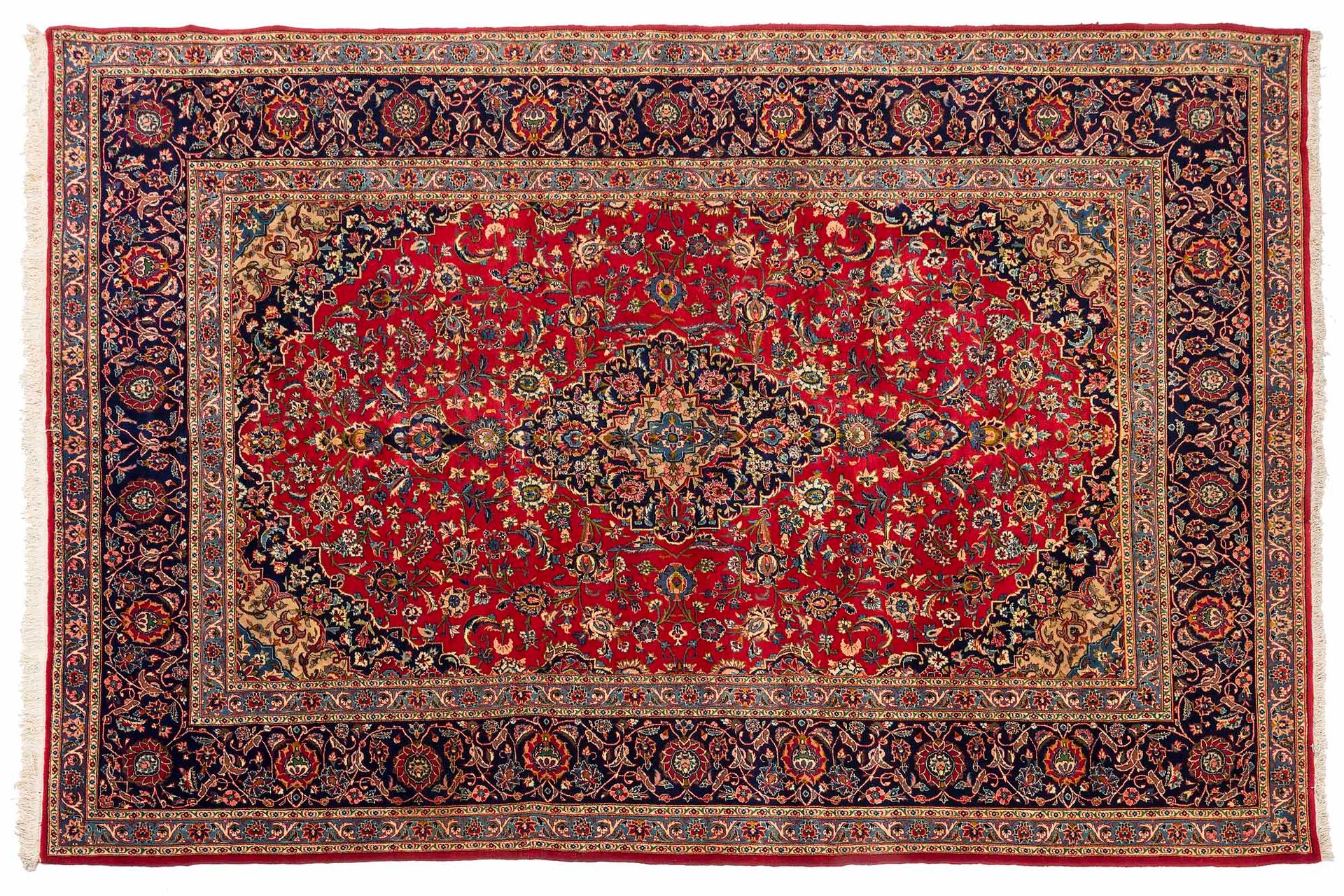 Null KACHAN地毯（伊朗），20世纪后半叶

尺寸：376 x 253厘米。

技术特点 : 羊毛丝绒，棉质基础。

一个华丽的多叶菱形奖章，海军，有多&hellip;