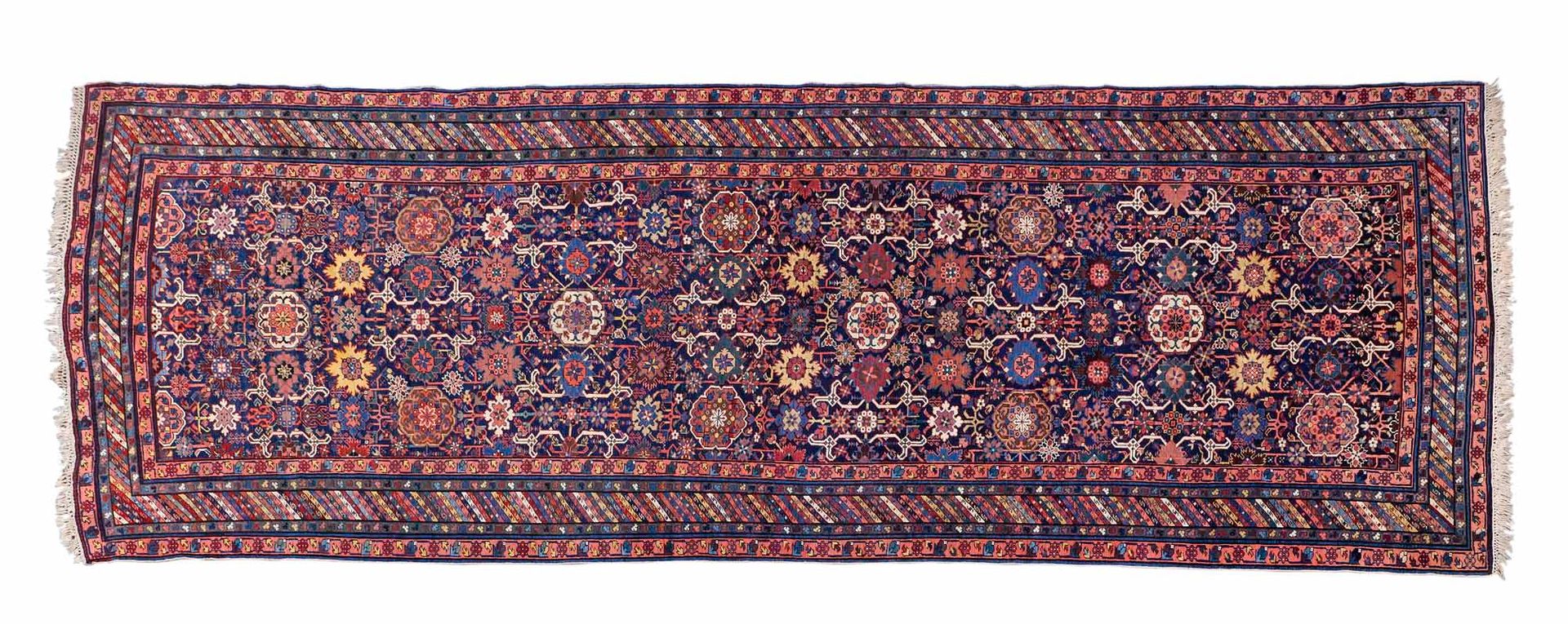 Null 特殊和重要的KOUBA地毯（高加索），19世纪末

尺寸：486 x 187厘米。

技术特点 : 羊毛基础上的羊毛绒。

四个反面的边框，两个是粉红&hellip;
