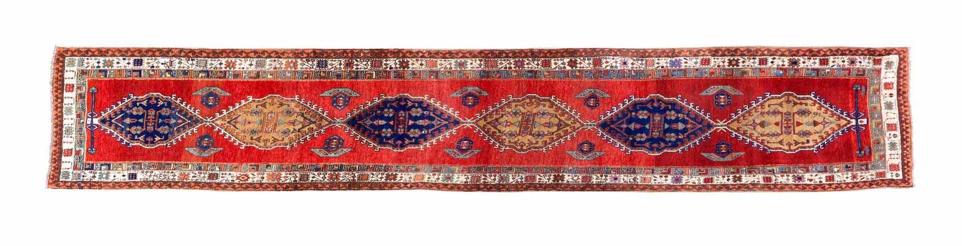 Null SARAB画廊地毯（波斯），20世纪前三分之一时期

尺寸：405 x 95厘米。

技术特点 : 羊毛天鹅绒，棉质底板。

樱桃红的背景上装饰着一连&hellip;