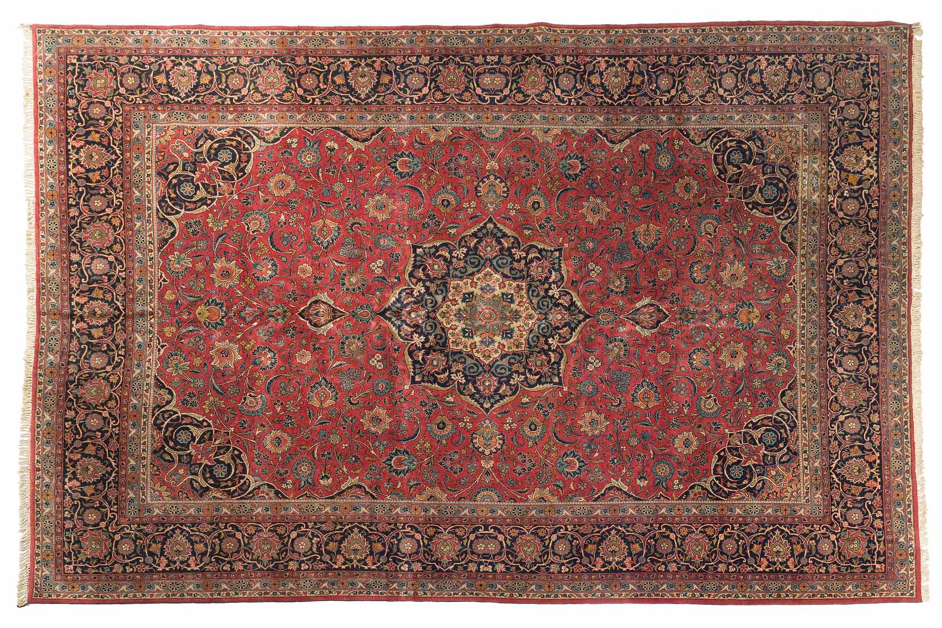 Null KACHAN地毯（伊朗），20世纪后半叶

尺寸：380 x 280厘米。

技术特点 : 羊毛天鹅绒，棉质底板。

一个美丽的花环，星星点点，多叶，&hellip;