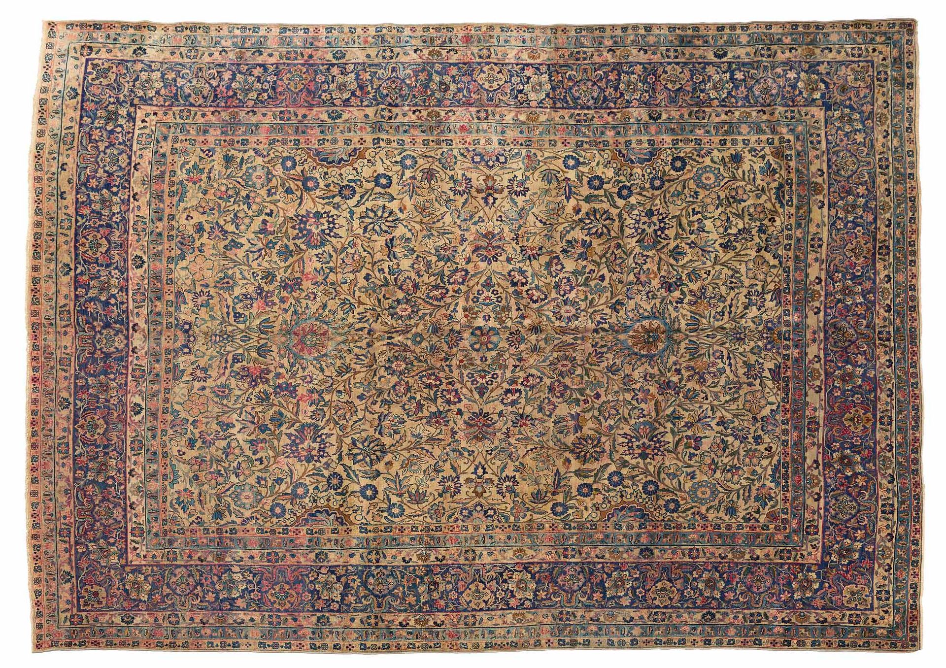 Null 基尔曼地毯（波斯），20世纪前三分之一时期

尺寸：360 x 290厘米。

技术特点 : 羊毛丝绒，棉质基础。

一个象牙领域被用作支持纠缠在一起&hellip;