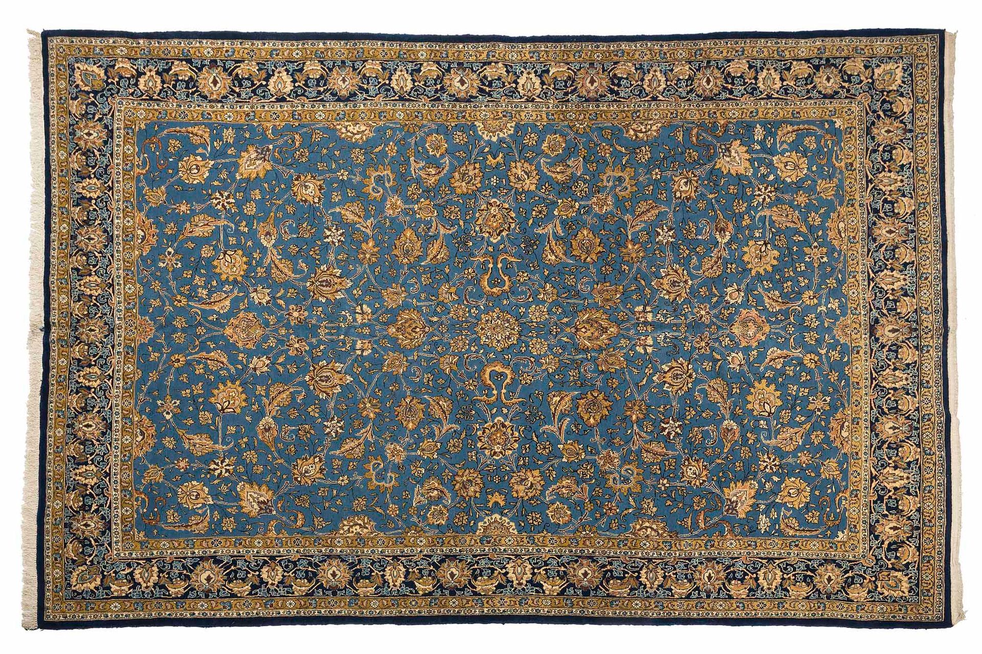 Null 丝绸镶嵌的GHOUM地毯（伊朗），20世纪中期，伊朗国王时代。

尺寸：370 x 254厘米。

技术特点 : 羊毛和丝绒在棉的基础上。

天蓝色的&hellip;
