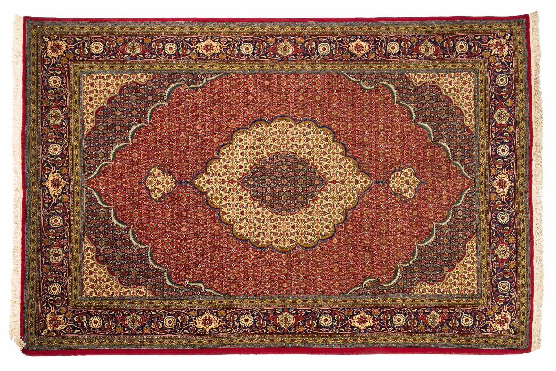 Null TABRIZ地毯（伊朗），沙赫时期，20世纪中期

尺寸：305 x 210厘米。

技术特点 : 羊毛天鹅绒，棉质底板。

一个华丽的曼陀罗奖章，多&hellip;