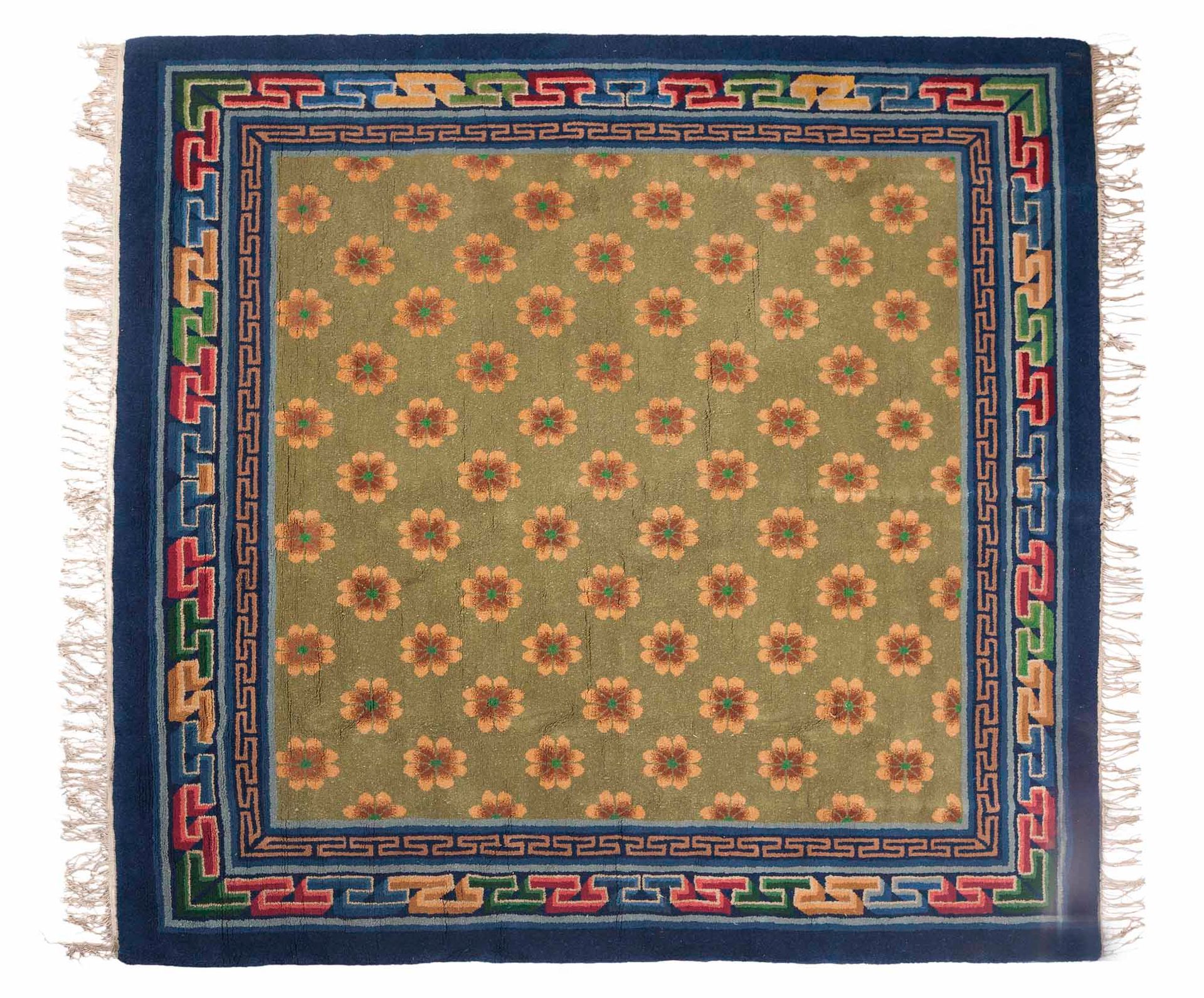 Null 凿刻的中国地毯（中国），20世纪中期

尺寸：185 x 157厘米。

技术特点 : 凿纹羊毛天鹅绒，棉质衬底。

开心果背景有花，边框有长寿的装饰&hellip;