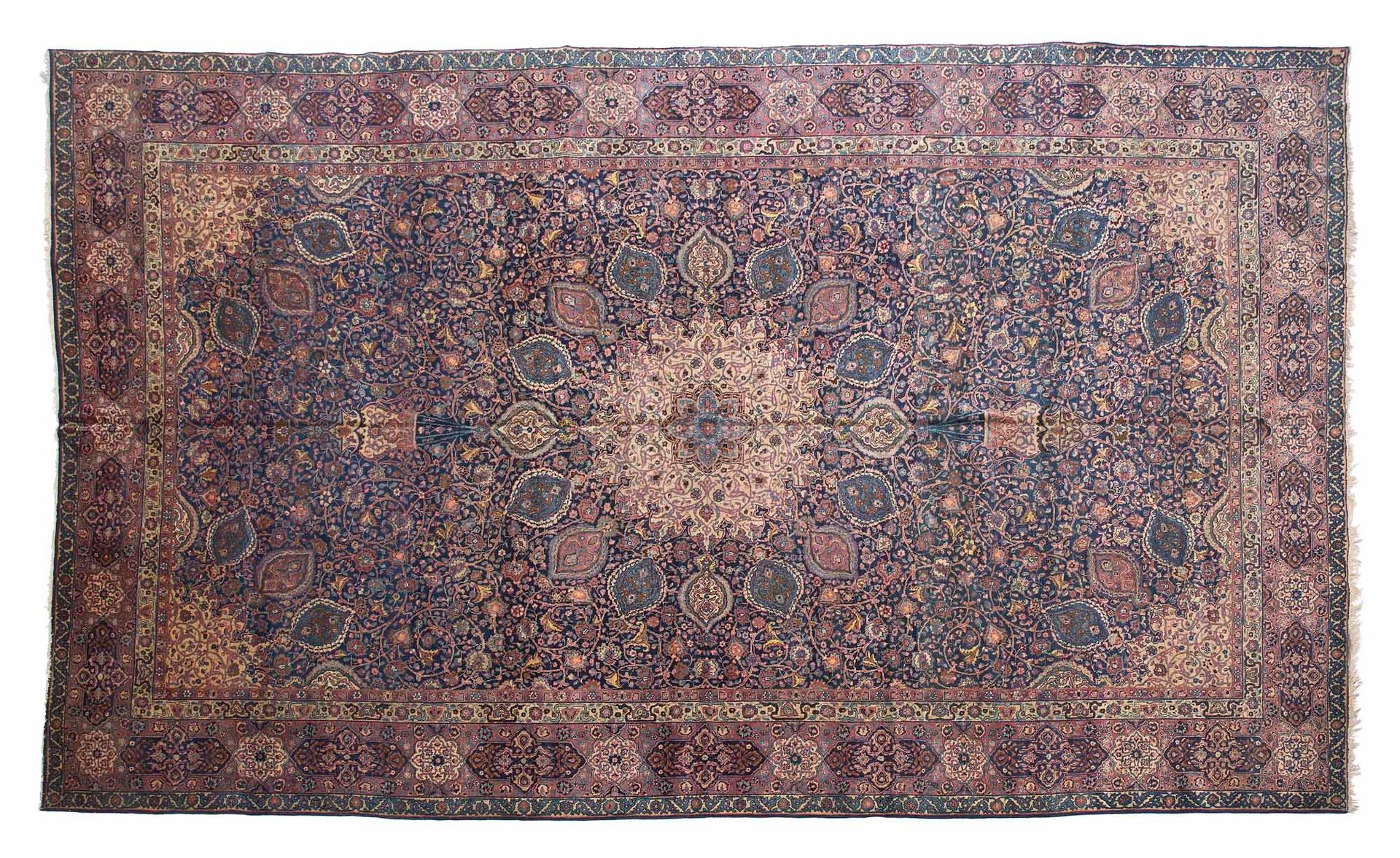 Null 重要且非常漂亮的TABRIZ地毯（波斯），19世纪末

尺寸：560 x 350厘米。

技术特点 : 羊毛天鹅绒，棉质底板。

与伦敦维多利亚和阿尔&hellip;
