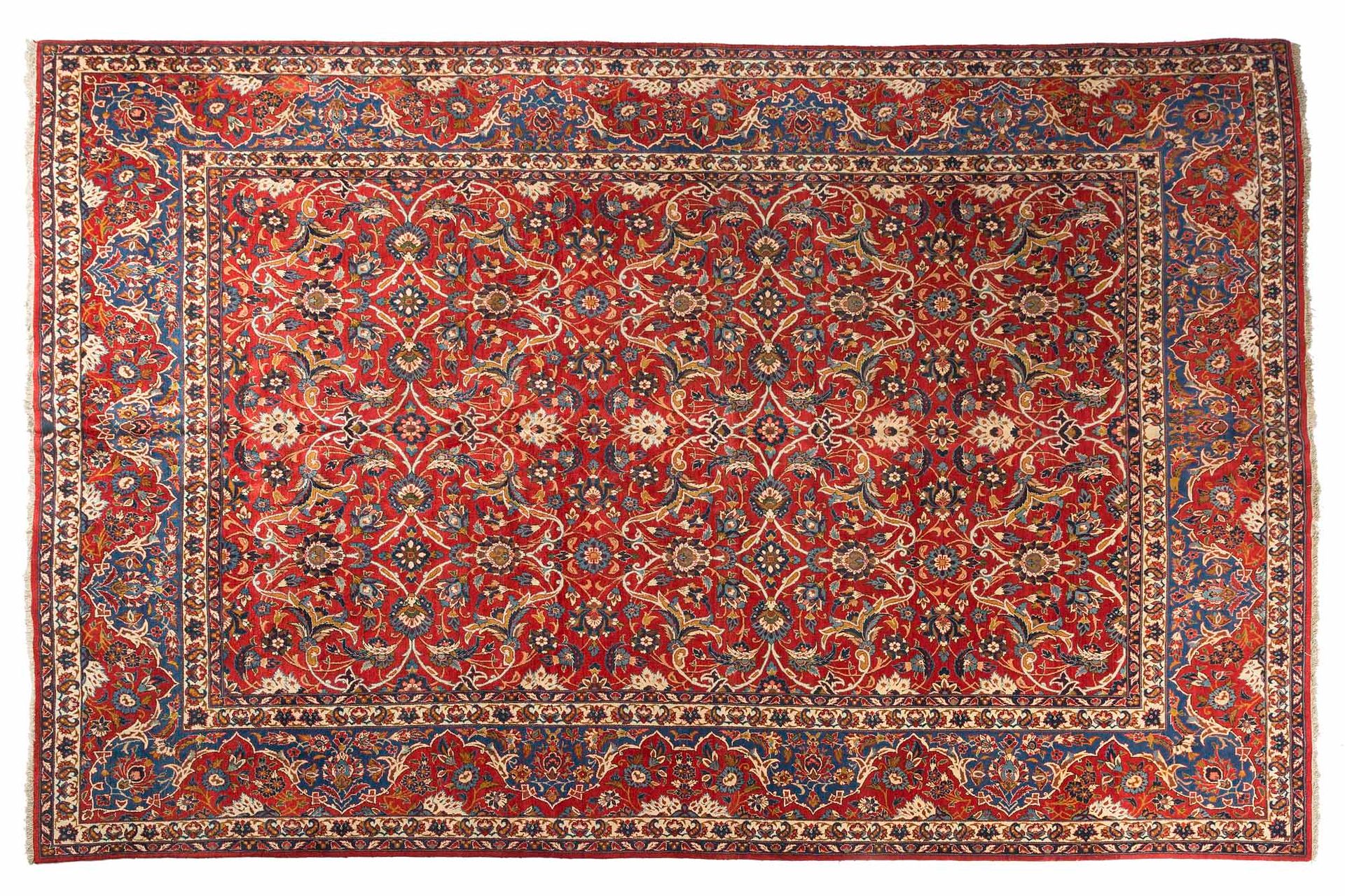 Null 重要的ISPAHAN地毯（伊朗），20世纪中期

尺寸：435 x 310厘米。

技术特点 : 羊毛丝绒，棉质基础。

樱桃红色的场地支撑着播种的多&hellip;