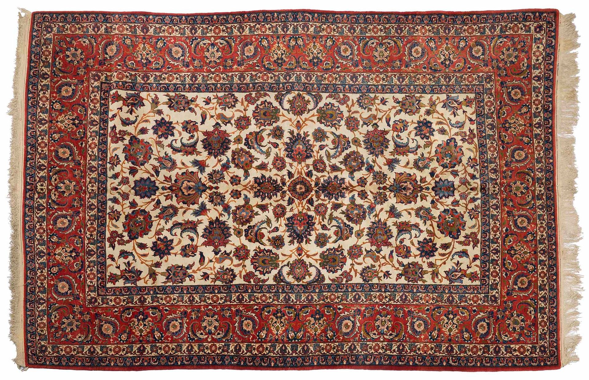 Null ISPAHAN地毯（波斯），20世纪中期

尺寸：320 x 215厘米。

技术特点 : 羊毛丝绒，棉质基础。

象牙领域支撑着花卷的装饰，上面有繁&hellip;
