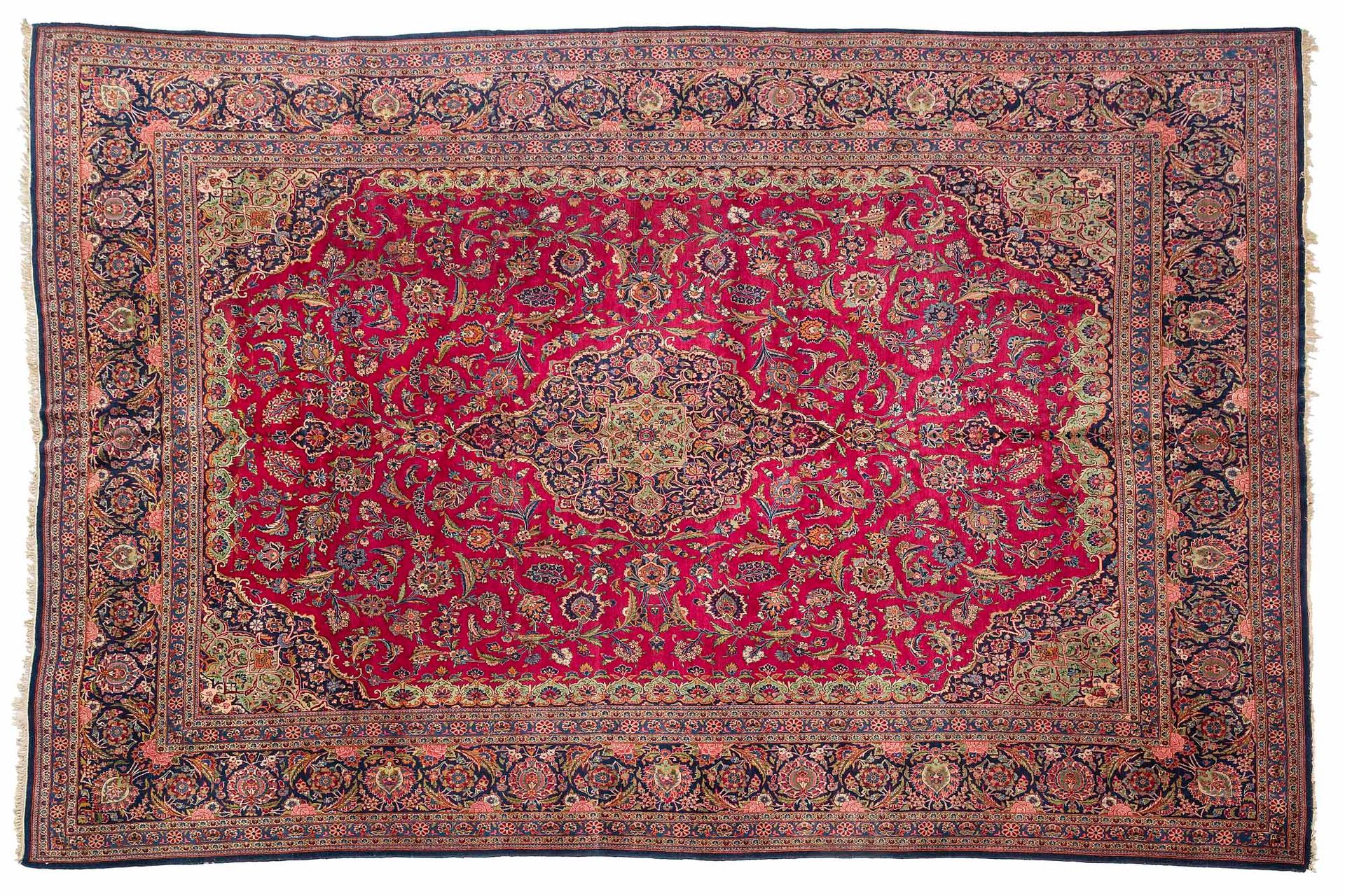 Null KACHAN地毯（伊朗），约1930/40年

尺寸：420 x 310厘米。

技术特点 : 羊毛天鹅绒，棉质底板。

一个八角形的紫红色场地上覆盖&hellip;