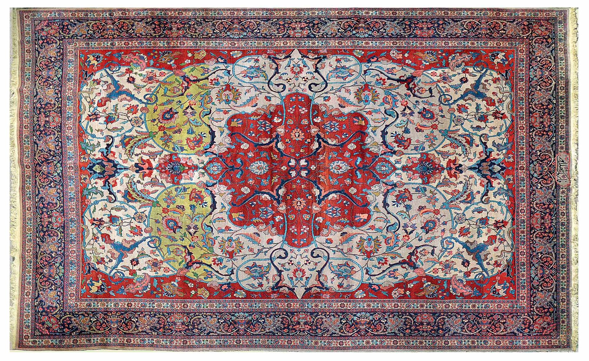 Null 签署了重要的TABRIZ地毯（波斯），20世纪初

尺寸：470 x 370厘米。

技术特点 : 羊毛天鹅绒，棉质底板。

砖红色的背景支撑着长方形&hellip;