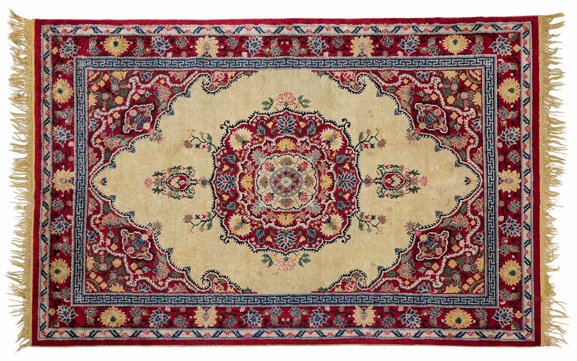 Null 丝绸SINKIANG地毯（中亚），20世纪中期

尺寸：275 x 190厘米。

技术特点 : 丝绸基础上的丝绒。

一个长方形的象牙领域，带有括号&hellip;
