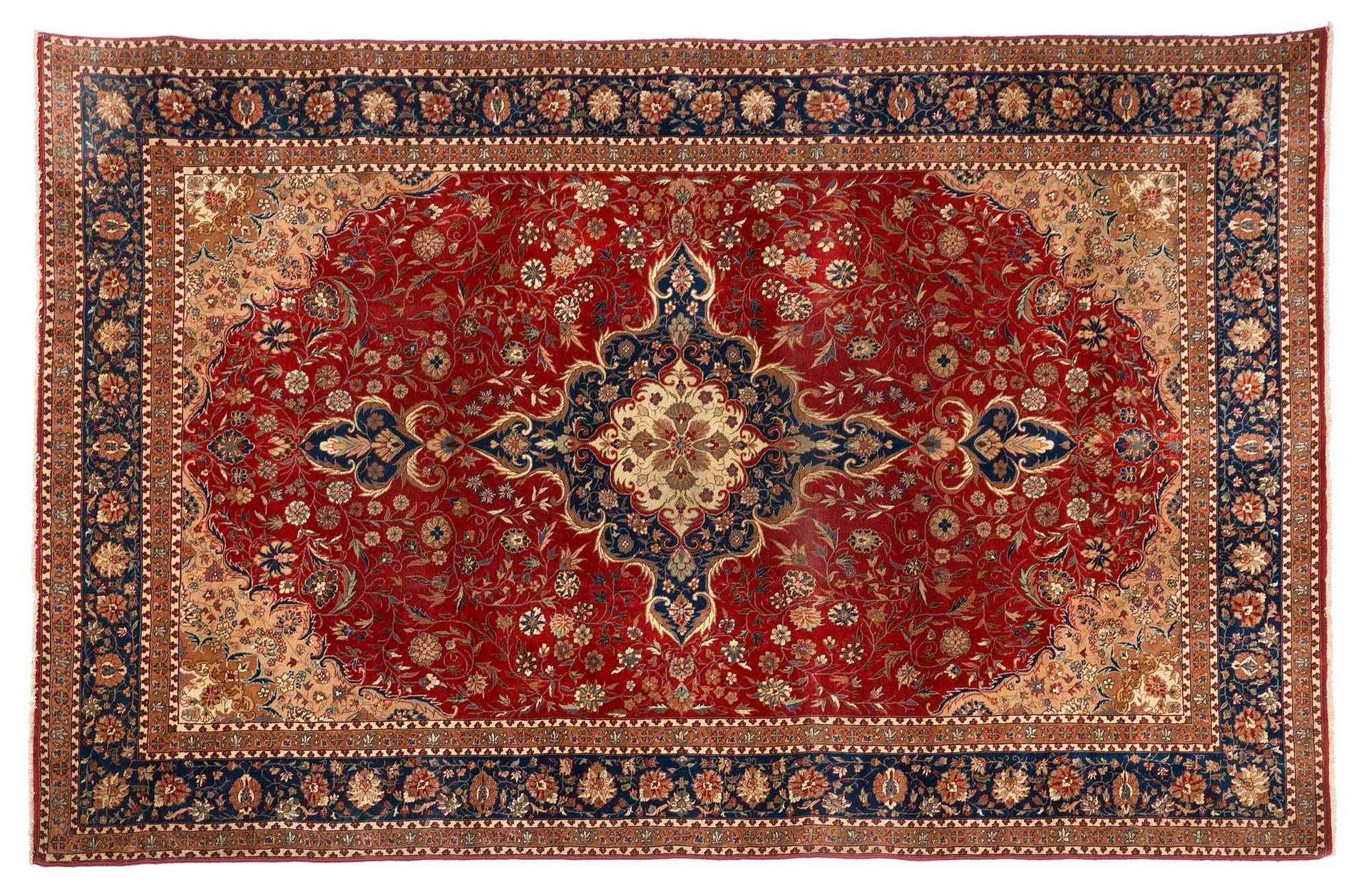 Null 丝绸镶嵌的ISPAHAN地毯（伊朗），沙赫时期，20世纪中期

尺寸：275 x 185厘米。

技术特点 : 羊毛和丝绒在棉的基础上。

鲜红的椭圆&hellip;