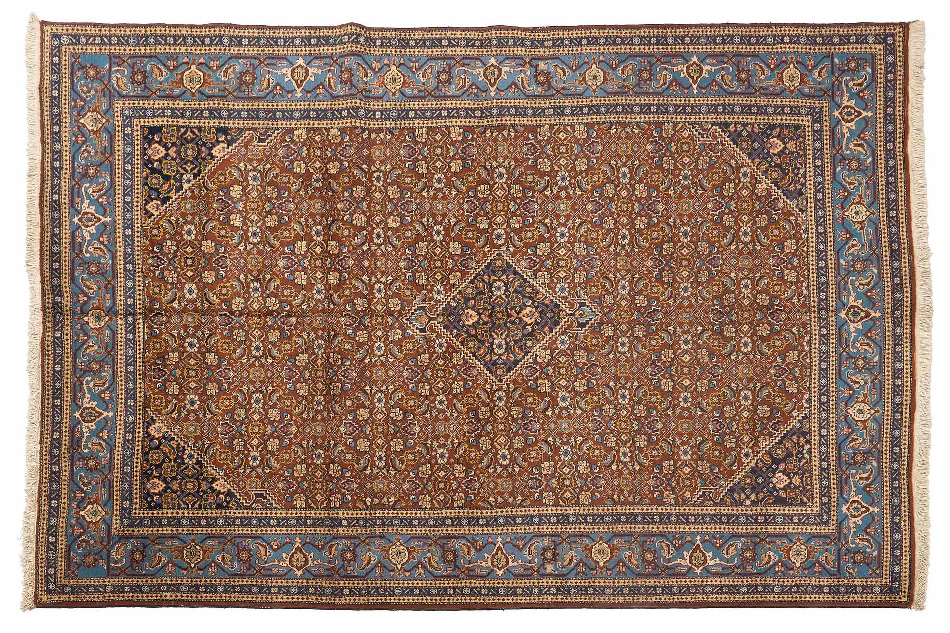 Null MÉCHKINE地毯（伊朗），20世纪中期

尺寸：355 x 246厘米。

技术特点 : 羊毛丝绒，棉质基础。

一片栗子地，覆盖着播种的五颜六色&hellip;