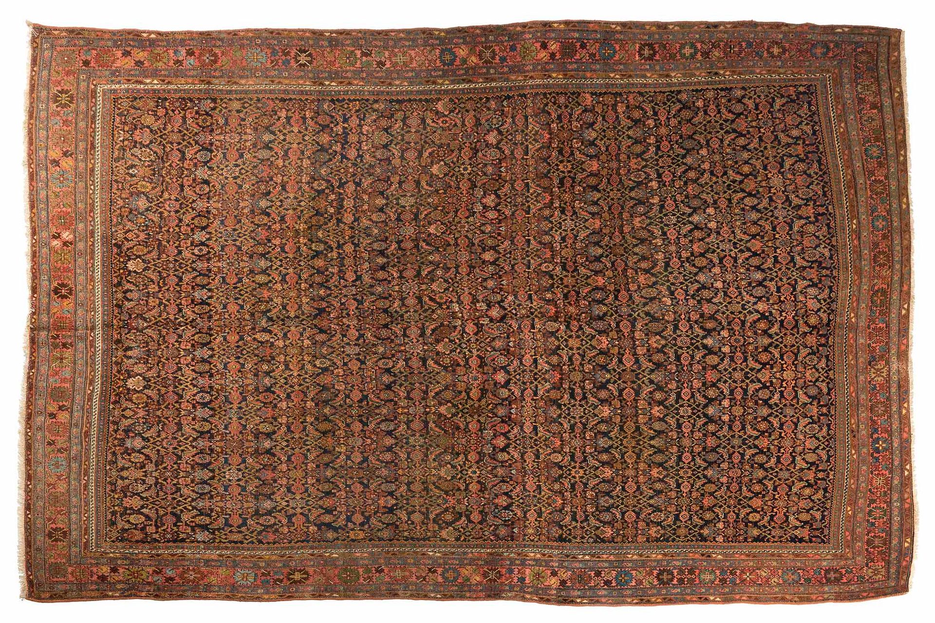 Null BIDJAR地毯（波斯），19世纪末

尺寸：380 x 270厘米。

技术特点 : 羊毛天鹅绒，棉质底板。

午夜的蓝色领域，带状的，承载着对称的&hellip;