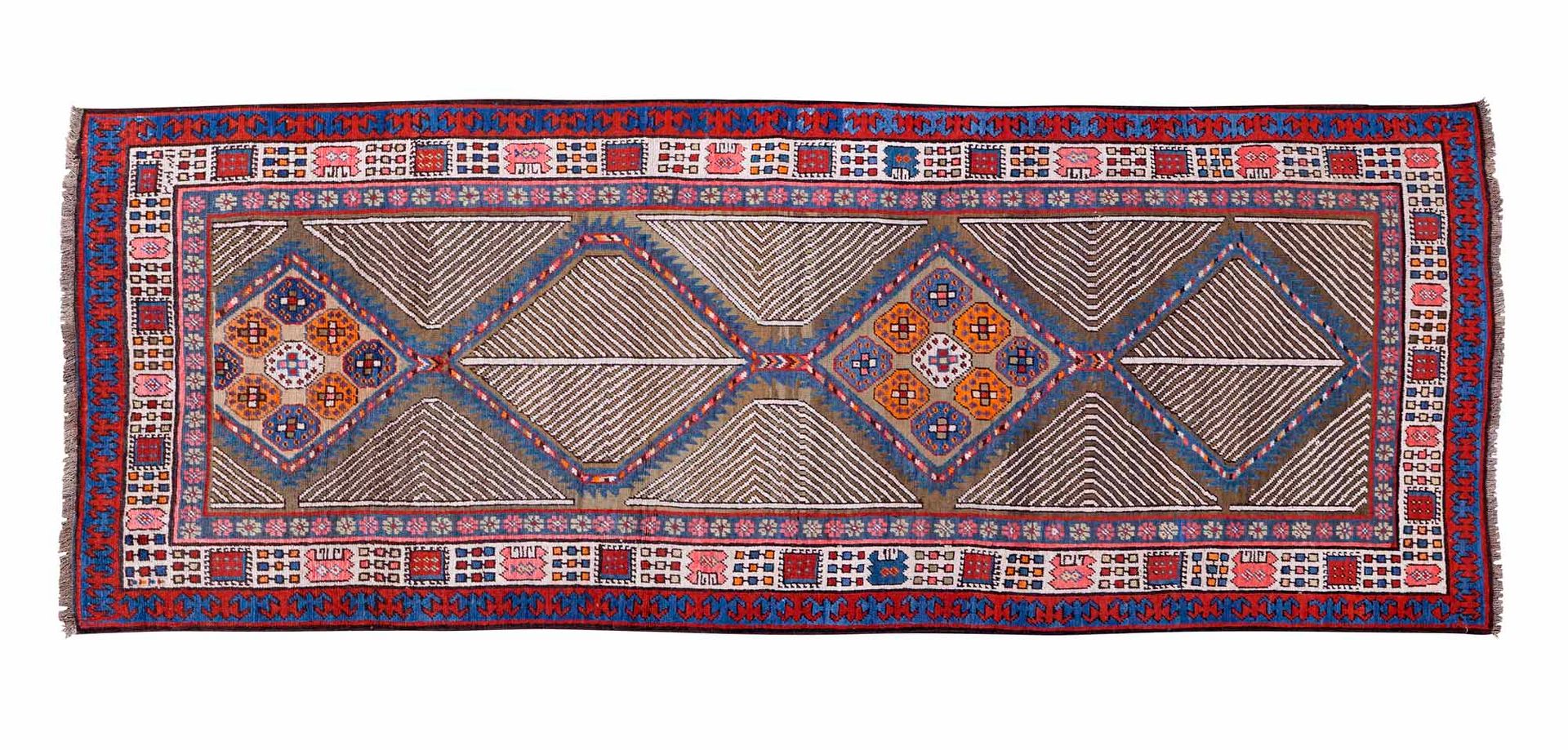 Null SARAB画廊地毯（波斯），20世纪前三分之一时期

尺寸：284 x 120厘米。

技术特点 : 羊毛丝绒，棉质基础。

四个菱形奖章和由象牙线构&hellip;