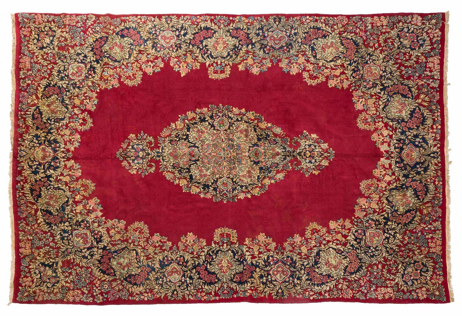 Null 基尔曼地毯（伊朗），沙赫时期，20世纪中期

尺寸：370 x 276厘米。

技术特点 : 羊毛天鹅绒，棉质底板。

一个由多色组合和花束组成的花卉&hellip;