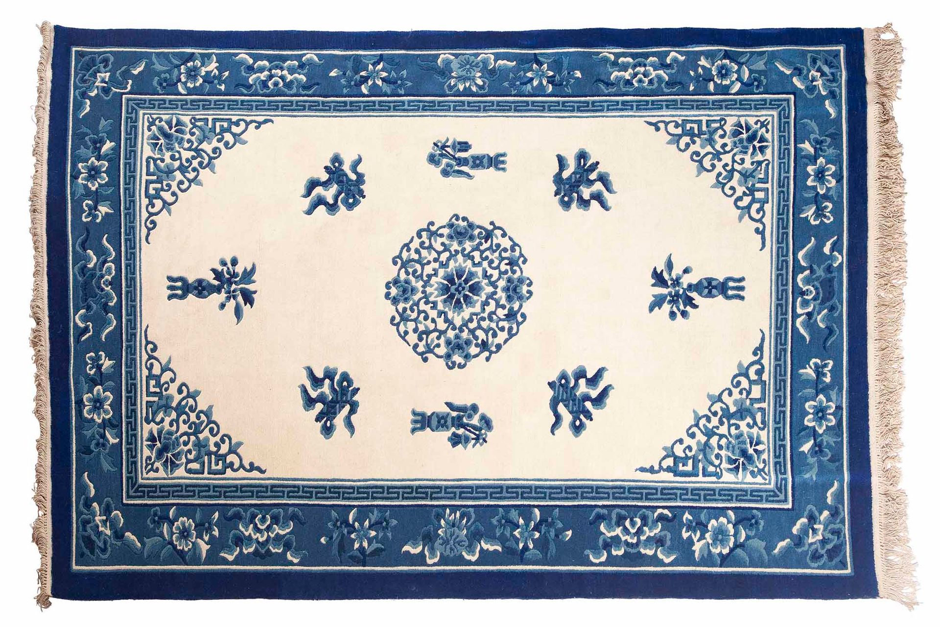Null 凿刻的中国地毯（中国），20世纪中期

尺寸：274 x 183厘米。

技术特点 : 凿纹羊毛天鹅绒，棉质衬底。

象牙色背景，有奖章和四条横幅及花&hellip;