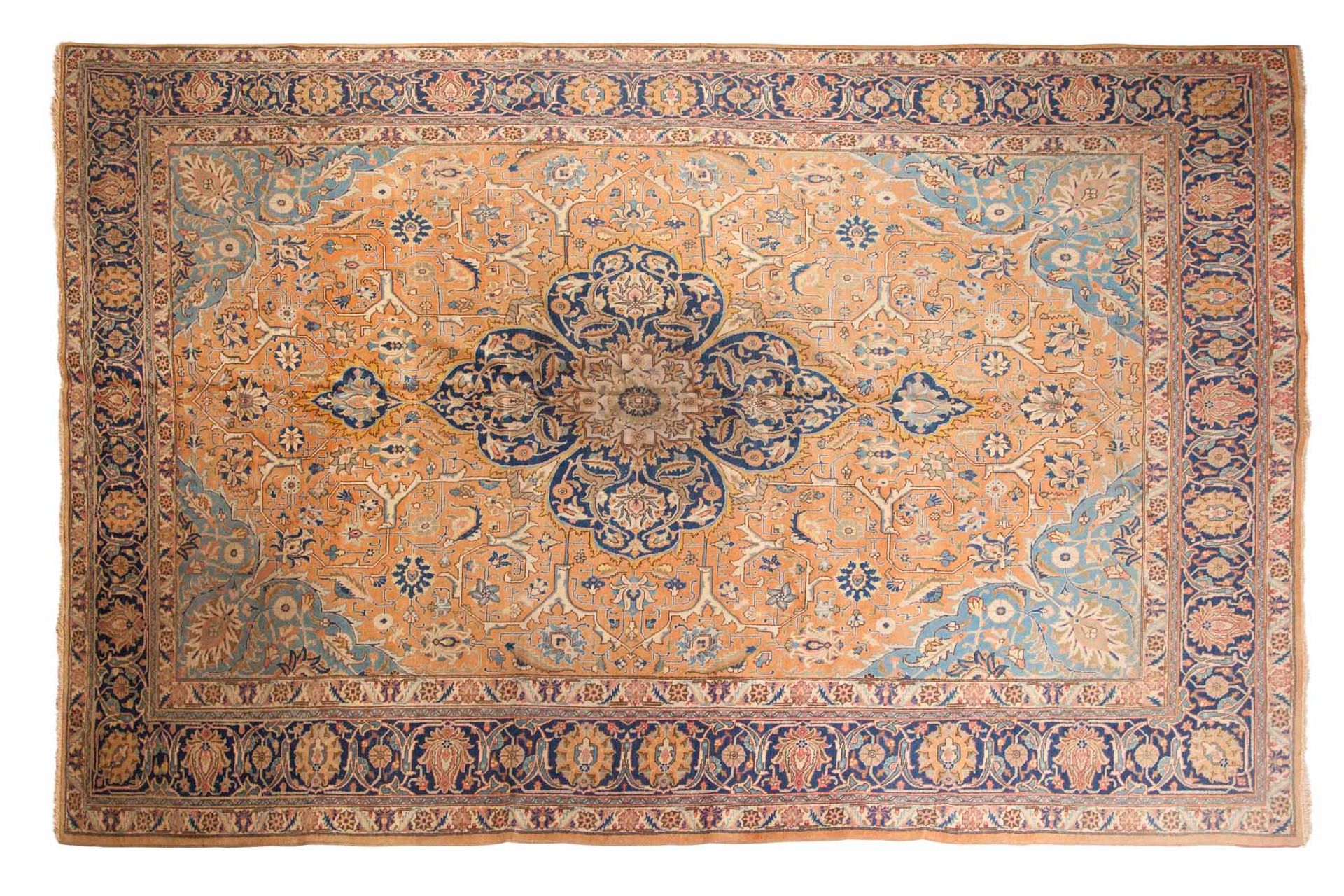 Null 重要的TABRIZ（伊朗），20世纪中期

尺寸：400 X 290厘米。

技术特点 : 羊毛丝绒，棉质基础。

四个绿松石边框包围着一个带花纹卷轴&hellip;