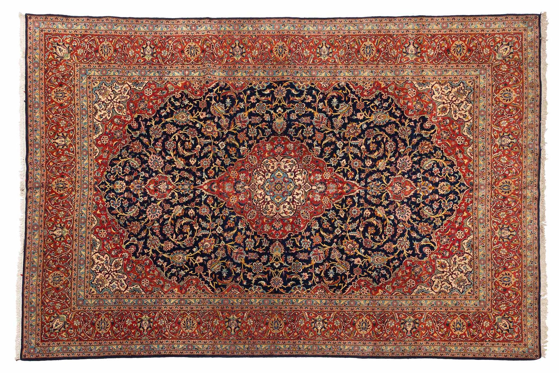 Null KACHAN地毯（伊朗），20世纪中期

尺寸：358 x 240厘米。

技术特点 : 羊毛丝绒，棉质基础。

一个长方形的海军场，有支架，覆盖着多&hellip;