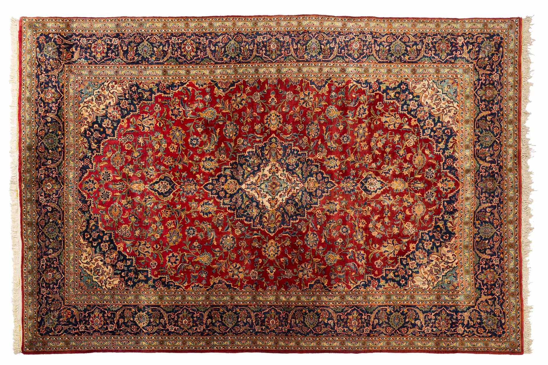 Null KACHAN地毯（伊朗），20世纪中期

尺寸：350 x 250厘米。

技术特点 : 羊毛丝绒，棉质基础。

覆盖着五颜六色花朵卷轴的砖地，承载着&hellip;