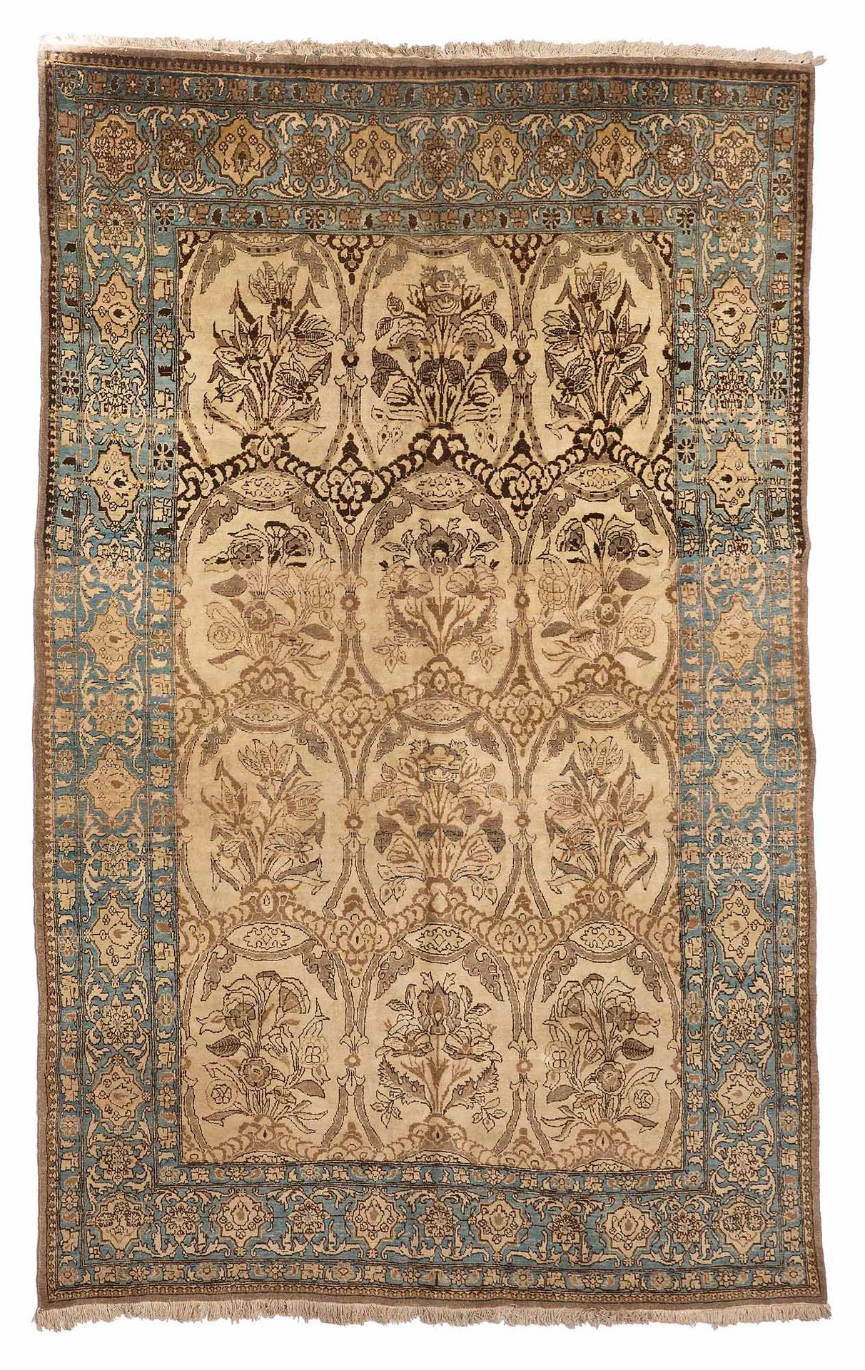 Null GHOUM地毯（伊朗），沙阿时期，20世纪中期

尺寸：280 x 181厘米。

技术特点 : 羊毛丝绒，棉质基础。

象牙色的场地上有一连串的奖章&hellip;