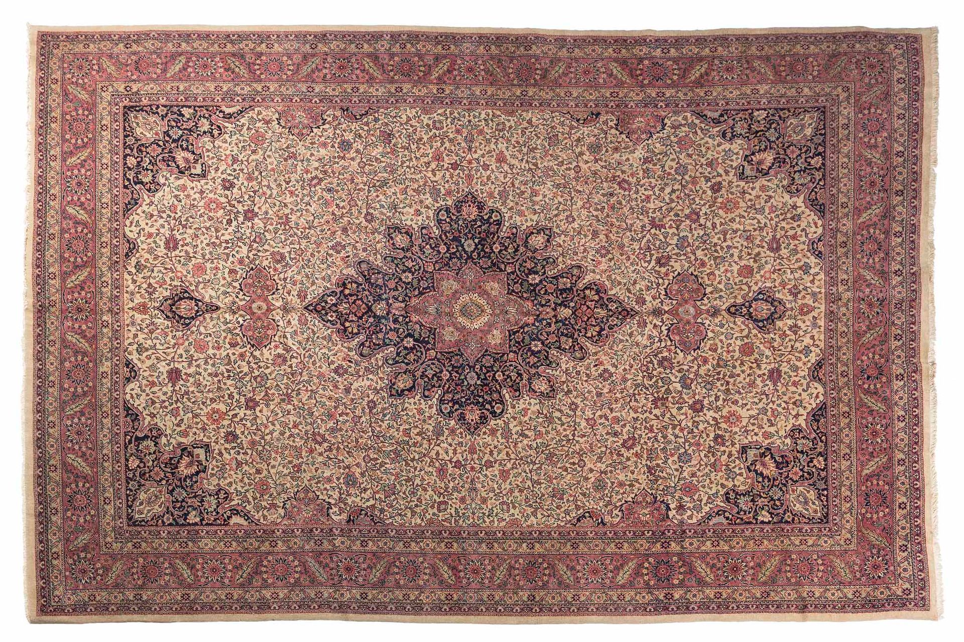 Null SIVAS-SEBASTIA地毯（小亚细亚），20世纪初

尺寸：365 x 270厘米。

技术特点 : 羊毛天鹅绒，棉质底板。

一个长方形的象牙&hellip;