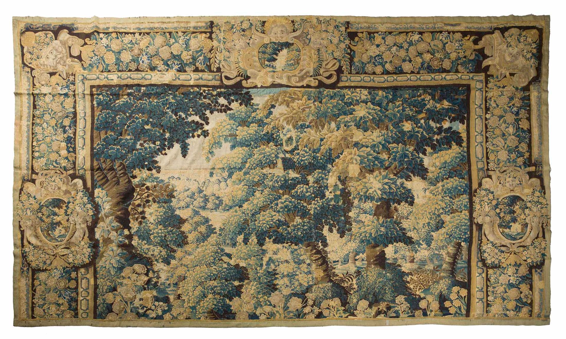 Null 布鲁日的挂毯，17世纪

技术特点 : 羊毛和丝绸

尺寸：高度：257厘米；宽度：440厘米

如果说在前景中我们可以看到开花的植物，那么这幅挂毯的&hellip;