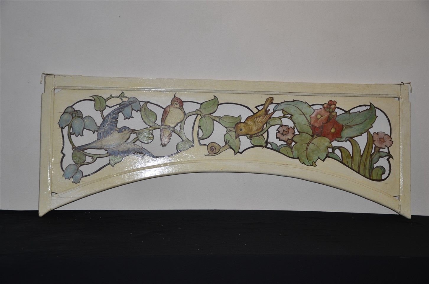 Null 一对切割和涂漆的木质装饰板，上面有鸟的花纹设计，来自一家糖果店。大约1880/1900年。宽度：191厘米 高度：70厘米无底价