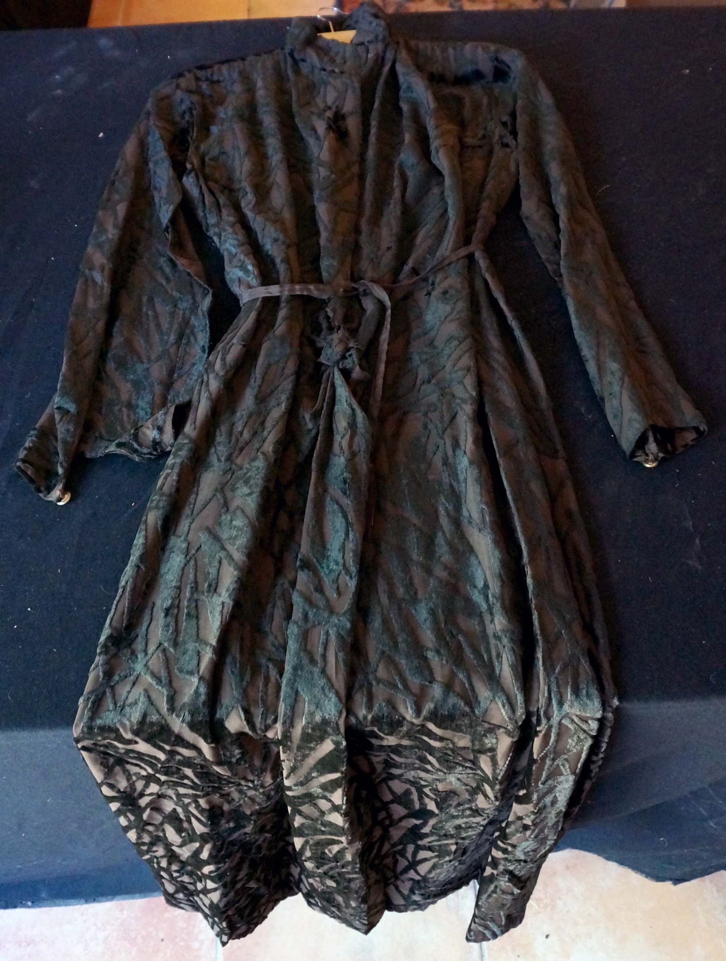 Robe du soir, broderie de velours, dans le style de Balmain. Vers 1950