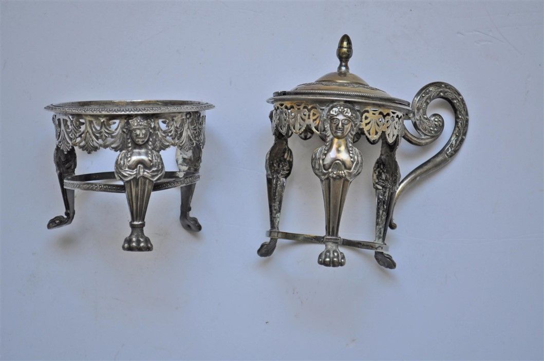 Null 2个银制盐罐和芥末罐支架，约1800年，约150克。