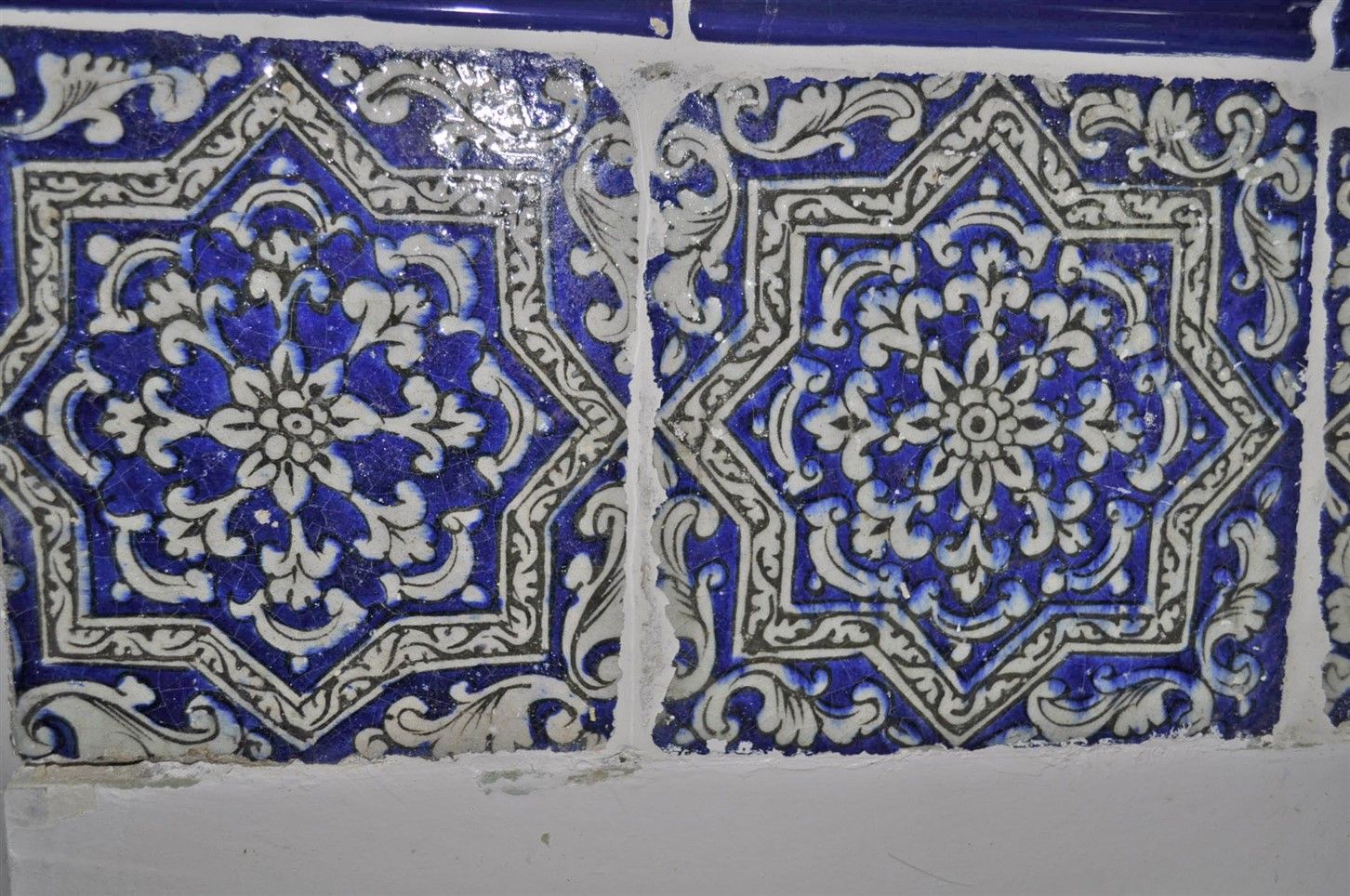 Null IZNIK.14块奥斯曼帝国的花砖，白底多色装饰，17世纪。无保留价格