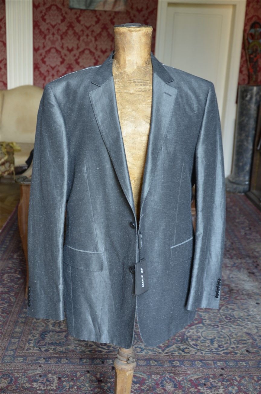 Null 一套2件的夹克:Cerruti 1881（亚麻和棉混纺）灰色无烟煤S. 54 + Kenzo，棕色和米色的小格子S. 54。两者的新情况
