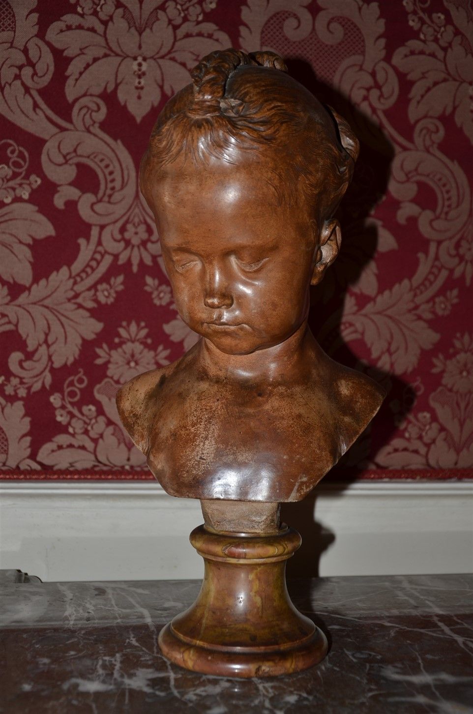 Null 雅克-弗朗索瓦-萨利（1717-1776）之后。19世纪初的法国学校。闷闷不乐的小姑娘的半身像。抛光赤土，大理石底座。高度：46厘米。这座半身雕像是1&hellip;